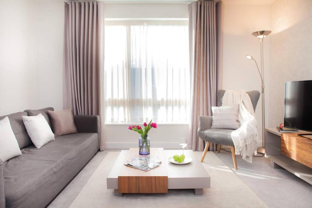 Stylish And Central Two Bedroom & Two Bathroom Apartment With Free Parking Exterior foto