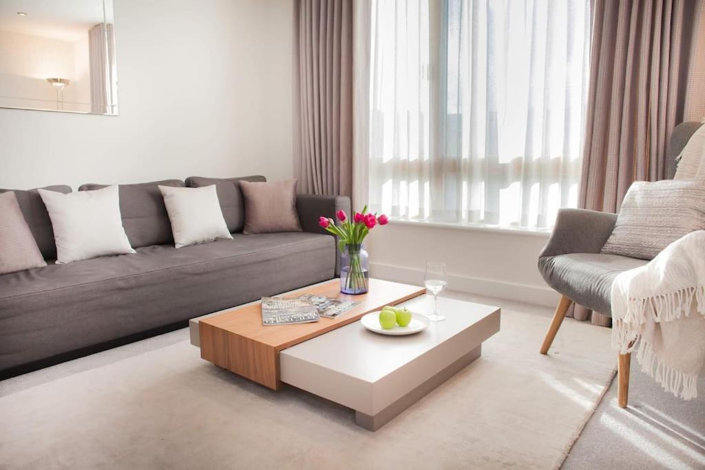 Stylish And Central Two Bedroom & Two Bathroom Apartment With Free Parking Exterior foto