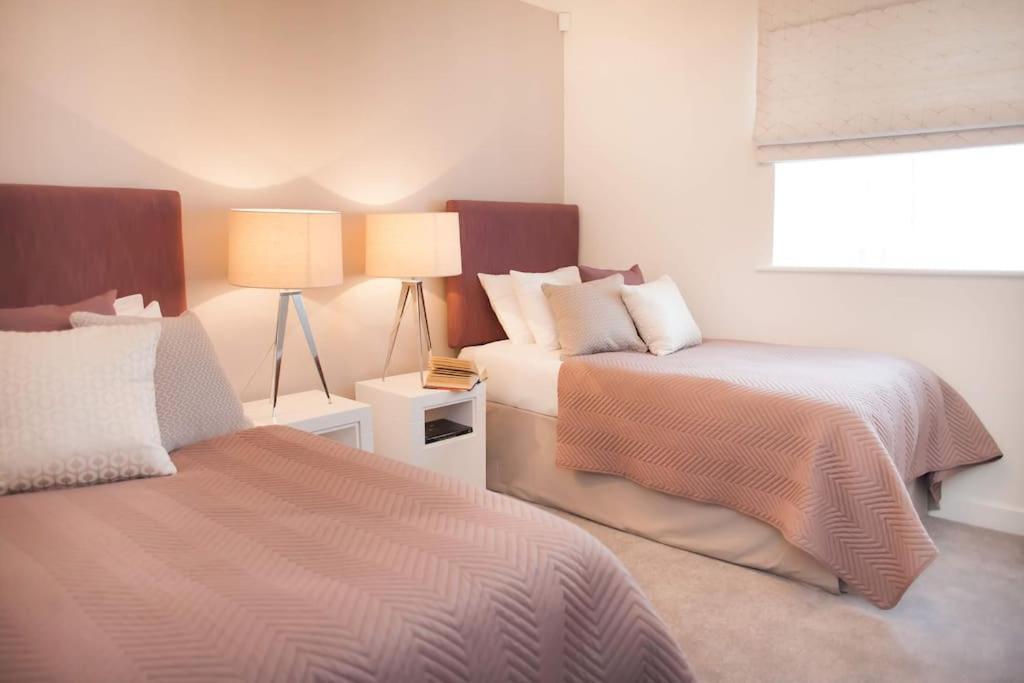 Stylish And Central Two Bedroom & Two Bathroom Apartment With Free Parking Exterior foto